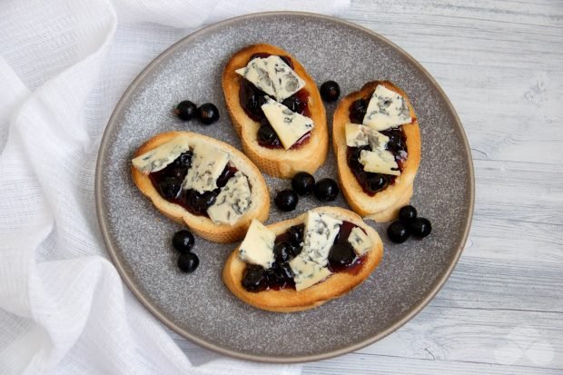 Sandwiches with jam and blue cheese – a simple and delicious recipe with photos (step by step)