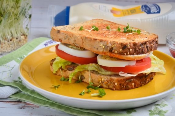 Sandwiches with chicken fillet, eggs and tomatoes: photo of recipe preparation, step 6