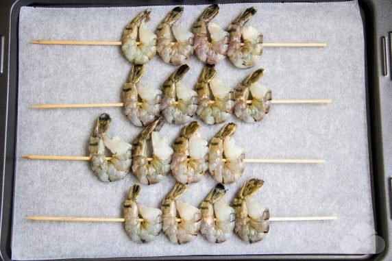 Shrimp in the oven on skewers: photo of recipe preparation, step 2