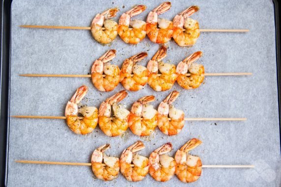 Shrimp in the oven on skewers: photo of recipe preparation, step 4