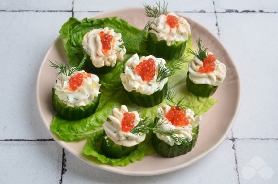 Canapes with cucumbers and red caviar: photo of recipe preparation, step 4