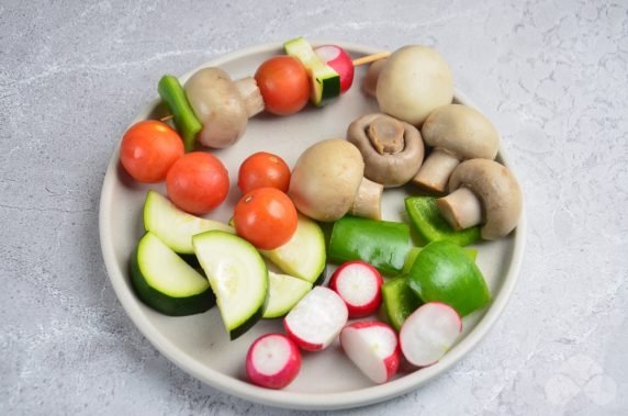 Fresh vegetables with mushrooms on skewers: photo of recipe preparation, step 3