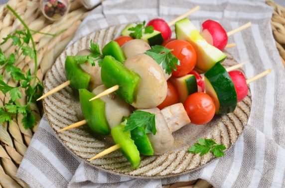 Fresh vegetables with mushrooms on skewers: photo of recipe preparation, step 4