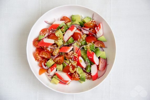 Salad with crab sticks and red caviar: photo of recipe preparation, step 3