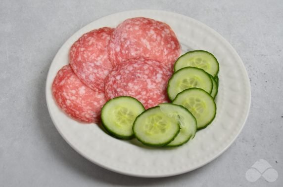 Sandwiches with salami, cucumber and cottage cheese: photo of recipe preparation, step 2