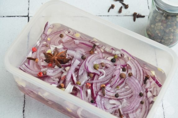 Pickled purple onion with cloves and star anise: photo of recipe preparation, step 4