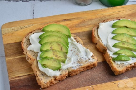 Sandwiches with salmon, avocado and cottage cheese: photo of recipe preparation, step 2