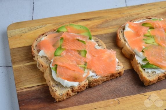 Sandwiches with salmon, avocado and cottage cheese: photo of recipe preparation, step 3