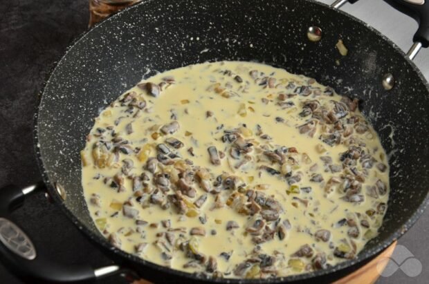 Julienne with mushrooms in tartlets : photo of recipe preparation, step 3