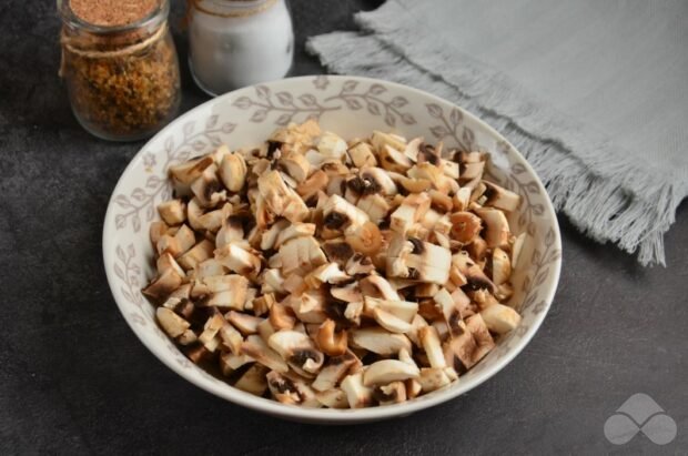 Julienne with mushrooms in tartlets : photo of recipe preparation, step 1