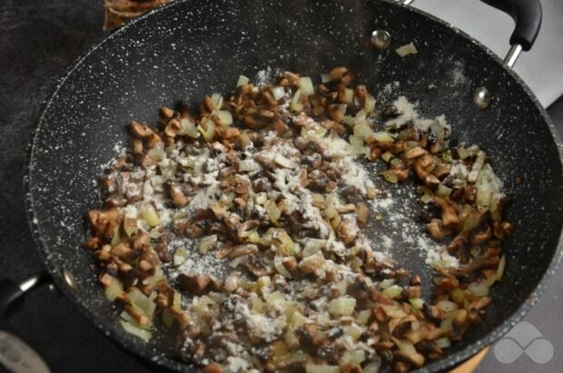 Julienne with mushrooms in tartlets : photo of recipe preparation, step 2