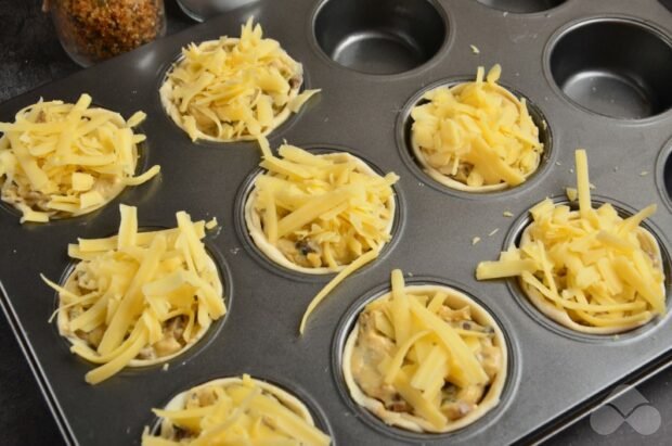 Julienne with mushrooms in tartlets : photo of recipe preparation, step 5