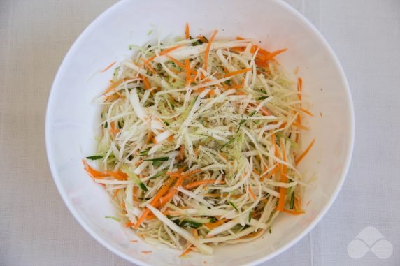 Quick cabbage, carrot and cucumber salad: photo of recipe preparation, step 2