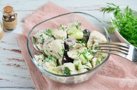 Meat salad with chicken, celery and dried cranberries: photo of recipe preparation, step 4