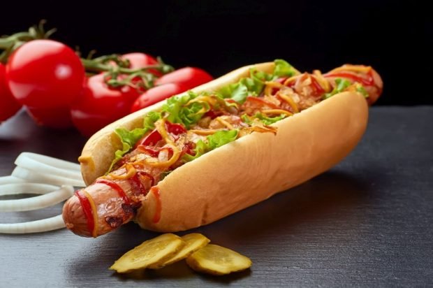 Hot dog with tomatoes, lettuce and pickles – a simple and delicious recipe, how to cook step by step