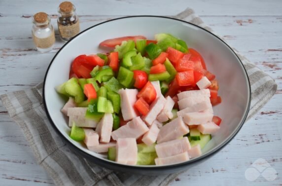 Salad with fresh vegetables and ham: photo of recipe preparation, step 2