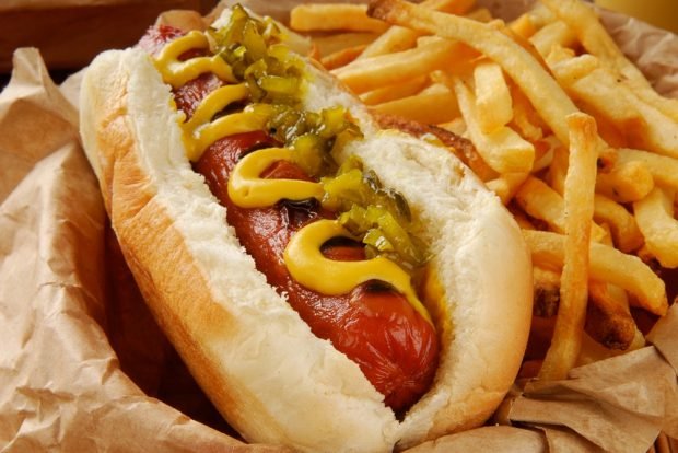 Hot dog with fried sausage and pickles – a simple and delicious recipe, how to cook step by step