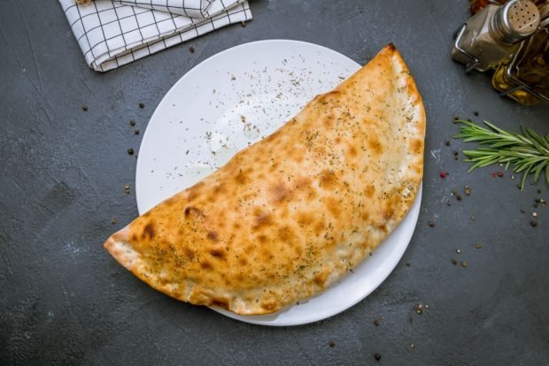 Calzone with cheese and ham – a simple and delicious recipe, how to cook step by step