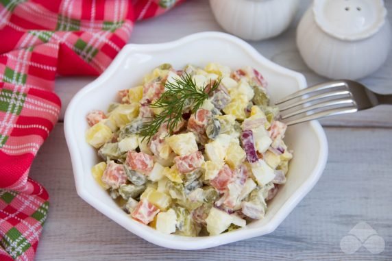 Salad of red fish, potatoes and pickled cucumbers: photo of recipe preparation, step 3