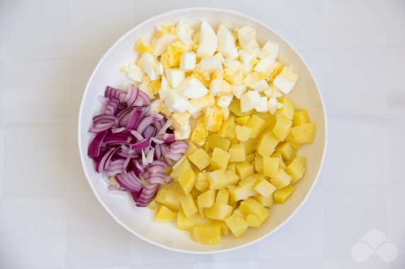 Salad of red fish, potatoes and pickled cucumbers: photo of recipe preparation, step 2