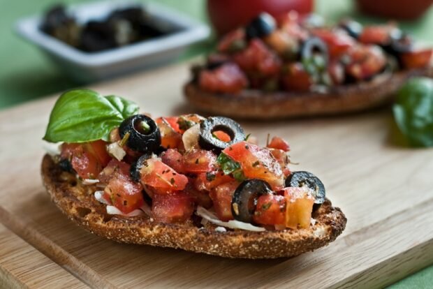 Bruschetta with tomatoes, mozzarella and olives – a simple and delicious recipe, how to cook step by step