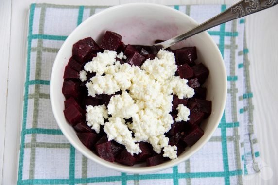 Salad with beetroot and cottage cheese: photo of recipe preparation, step 2