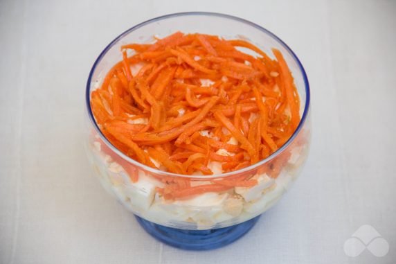 Puff salad with pineapples, chicken and Korean carrots: photo of recipe preparation, step 3