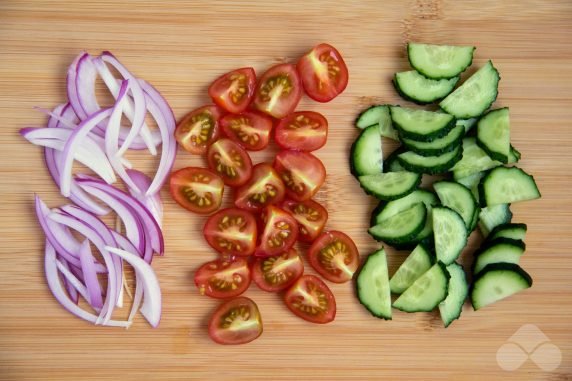 Salad with tuna, vegetables and corn: photo of recipe preparation, step 2