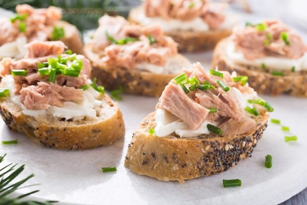 Tuna and cream cheese canapes are a simple and delicious recipe, how to cook step by step