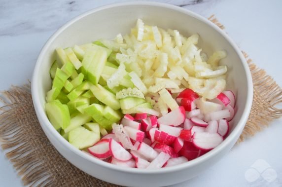 Salad with celery, apples and radishes: photo of recipe preparation, step 2