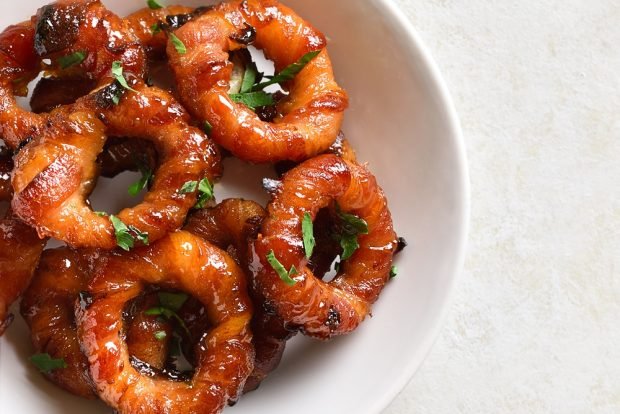 Onion rings in bacon