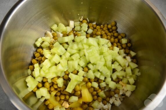 Olivier with chicken fillet without carrots: photo of recipe preparation, step 4