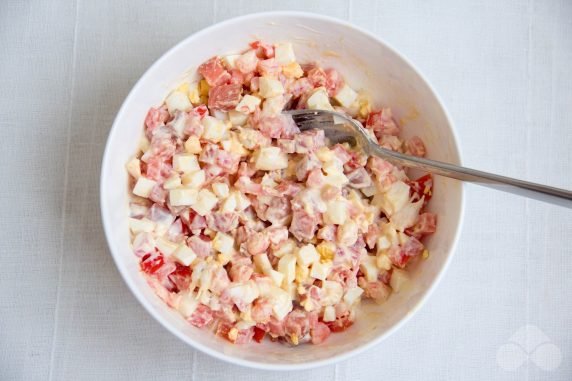 Salad with seafood, eggs and tomatoes: photo of recipe preparation, step 5