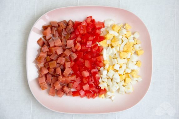 Salad with seafood, eggs and tomatoes: photo of recipe preparation, step 3