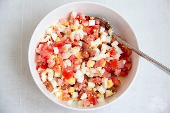 Salad with seafood, eggs and tomatoes: photo of recipe preparation, step 4