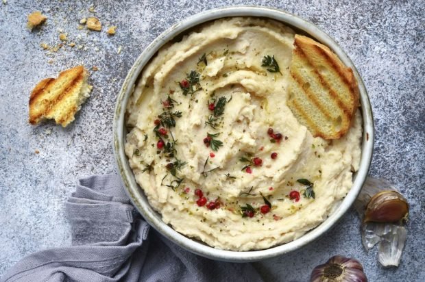 White bean hummus with baked garlic is a simple and delicious recipe, how to cook step by step