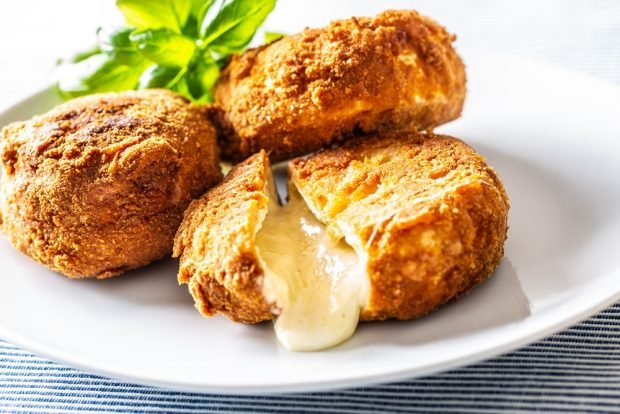 Fried camembert in breading – a simple and delicious recipe, how to cook step by step