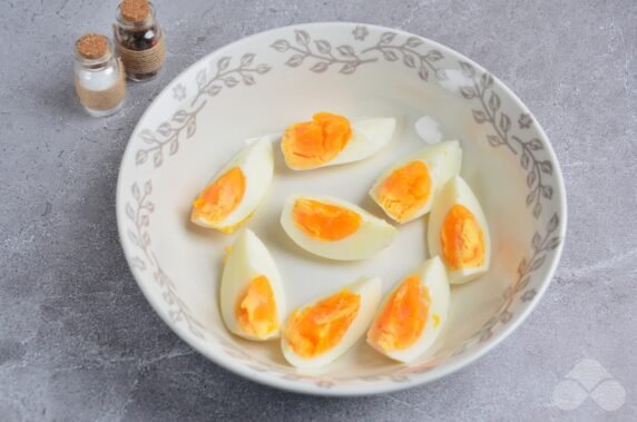 Salad with chicken, vegetables and nuts: photo of recipe preparation, step 2