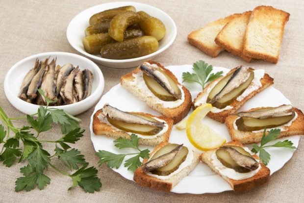 Sandwiches with sprats and white bread on the festive table – a simple and delicious recipe how to cook step by step