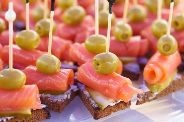 Canapes with salmon on skewers – a simple and delicious recipe, how to cook step by step