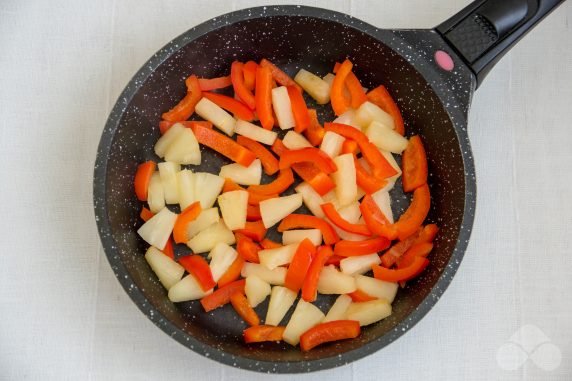 Pineapple and bell pepper salad: photo of recipe preparation, step 3