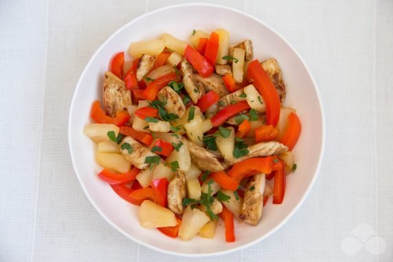 Pineapple and bell pepper salad: photo of recipe preparation, step 4