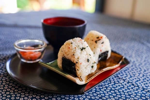 Onigiri with salmon and cream cheese – a simple and delicious recipe, how to cook step by step