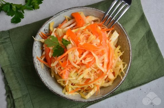 Cabbage salad with carrots and bell pepper: photo of recipe preparation, step 4