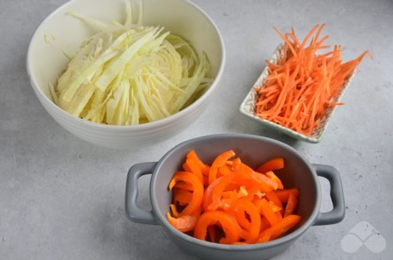 Cabbage salad with carrots and bell pepper: photo of recipe preparation, step 1