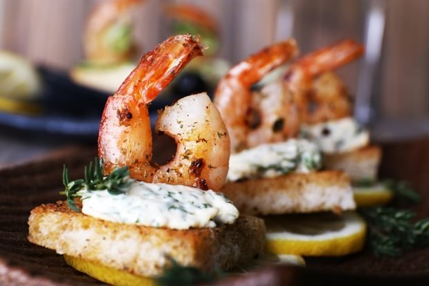 Canapes with fried shrimp and lemon