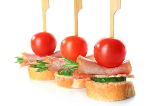 Canapes with smoked bacon on skewers – a simple and delicious recipe, how to cook step by step