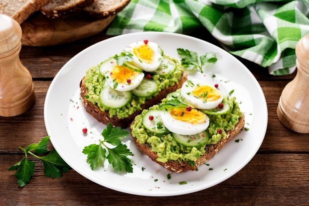 A sandwich with quail eggs and cucumbers is a simple and delicious recipe, how to cook step by step