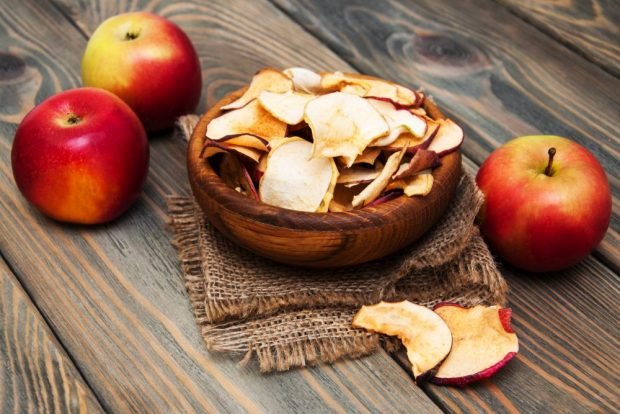 Apple chips are a simple and delicious recipe for cooking step by step