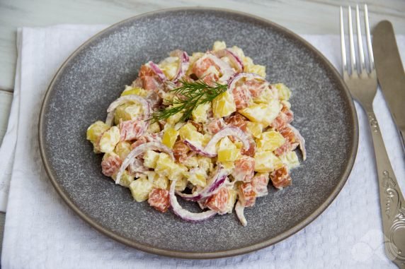 Hearty potato and red fish salad: photo of recipe preparation, step 4